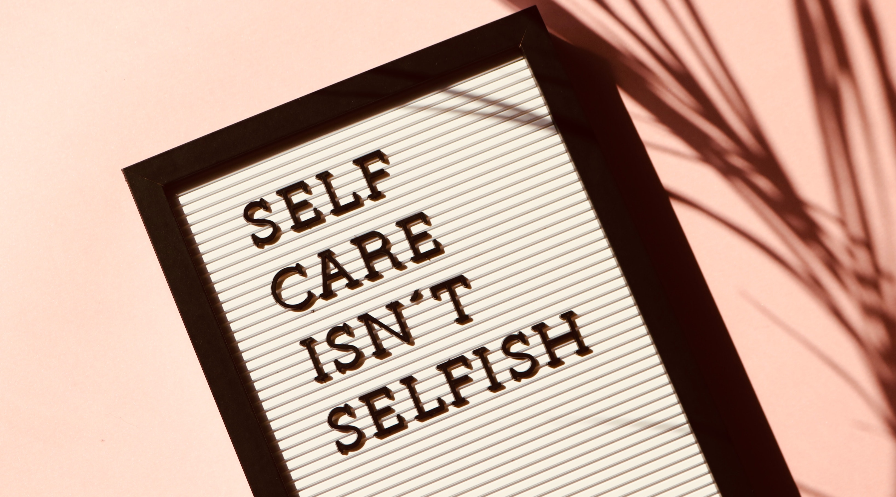 zeszyt z napisem: dbanie o siebie nie jest samolubne