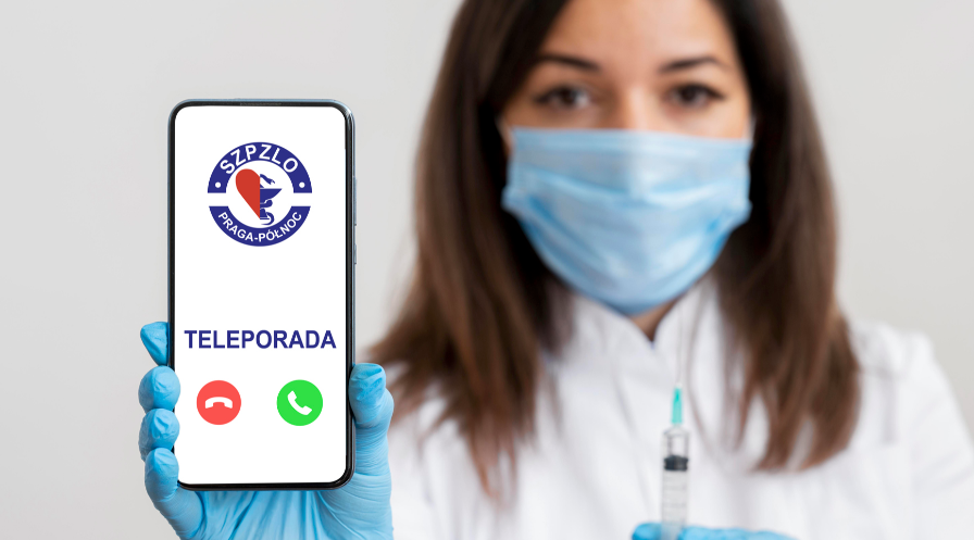 Kobieta lekarz trzymająca w ręku smartfon.  Na ekranie jest napis teleporada oraz ikony odbierz odrzuć połączenie.